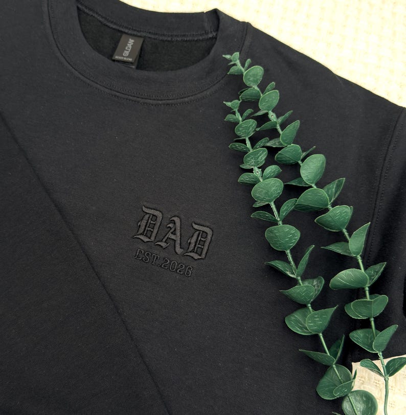 custom-embroidered-dad-est-sweatshirt-personalized-new-dad-gift-fathers-day-gift