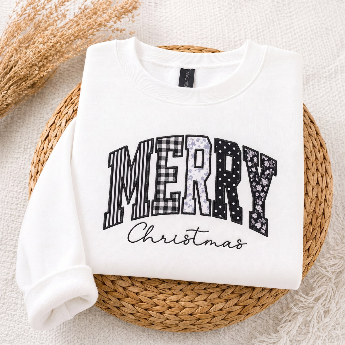 custom-merry-christmas-applique-embroidered-sweatshirt-festive-holiday-crewneck-with-patchwork-letter-design