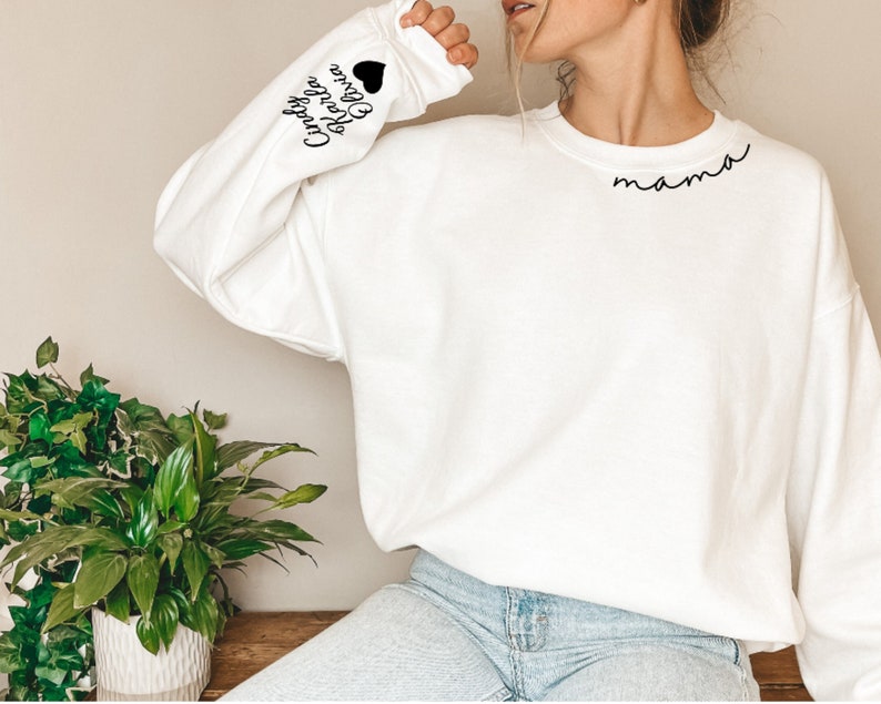 custom-mama-heat-transfer-print-sweatshirt-with-kid-name-on-sleeve-mothers-day-gift