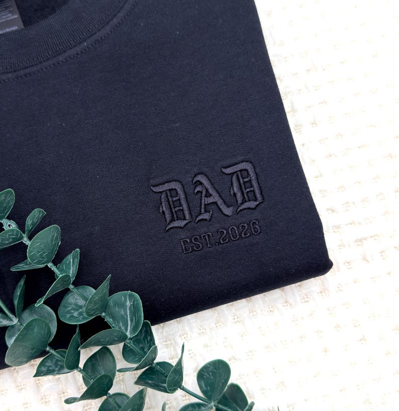 custom-embroidered-dad-est-sweatshirt-personalized-new-dad-gift-fathers-day-gift