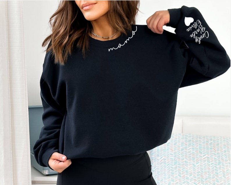 custom-mama-heat-transfer-print-sweatshirt-with-kid-name-on-sleeve-mothers-day-gift