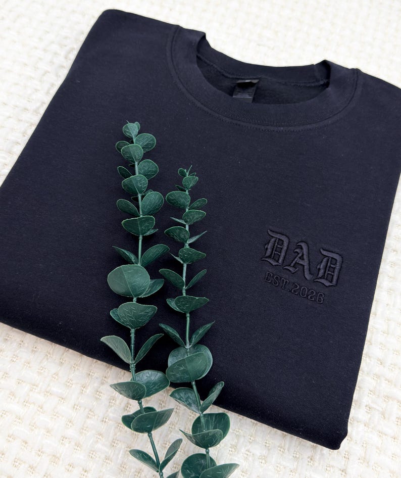 custom-embroidered-dad-est-sweatshirt-personalized-new-dad-gift-fathers-day-gift