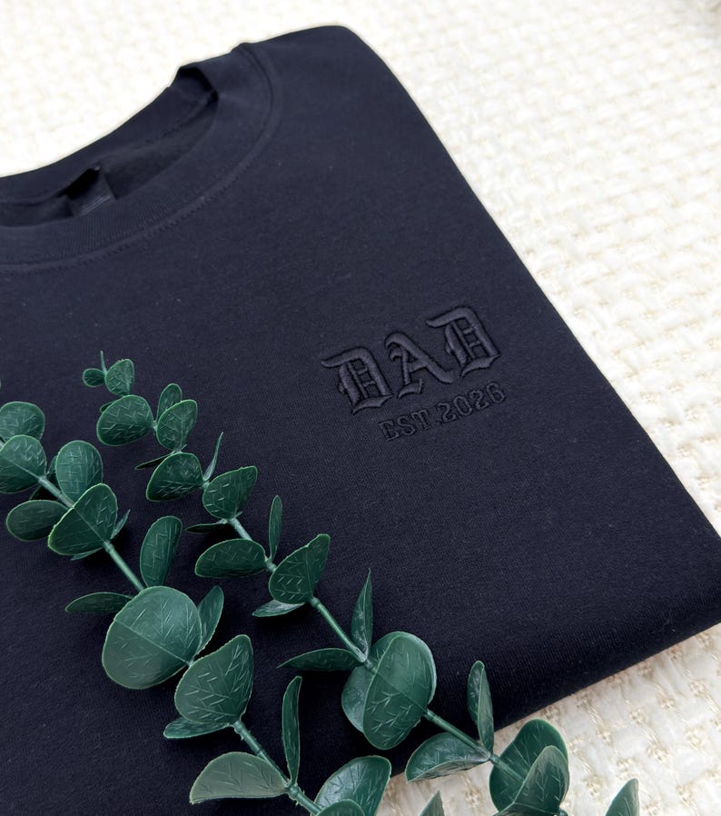 custom-embroidered-dad-est-sweatshirt-personalized-new-dad-gift-fathers-day-gift