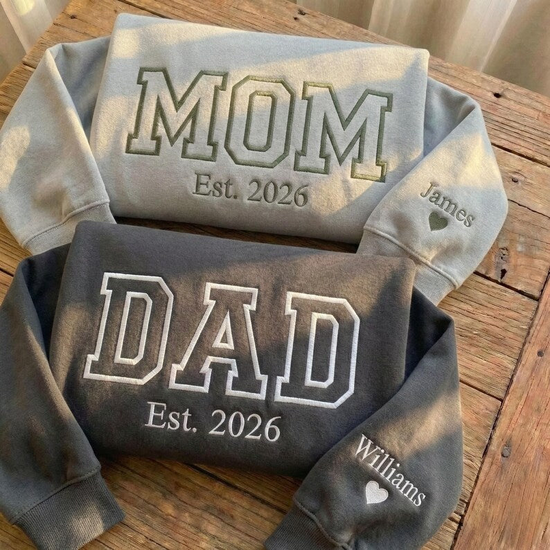custom-embroidered-mom-dad-sweatshirt-with-name-on-sleeve-mothers-day