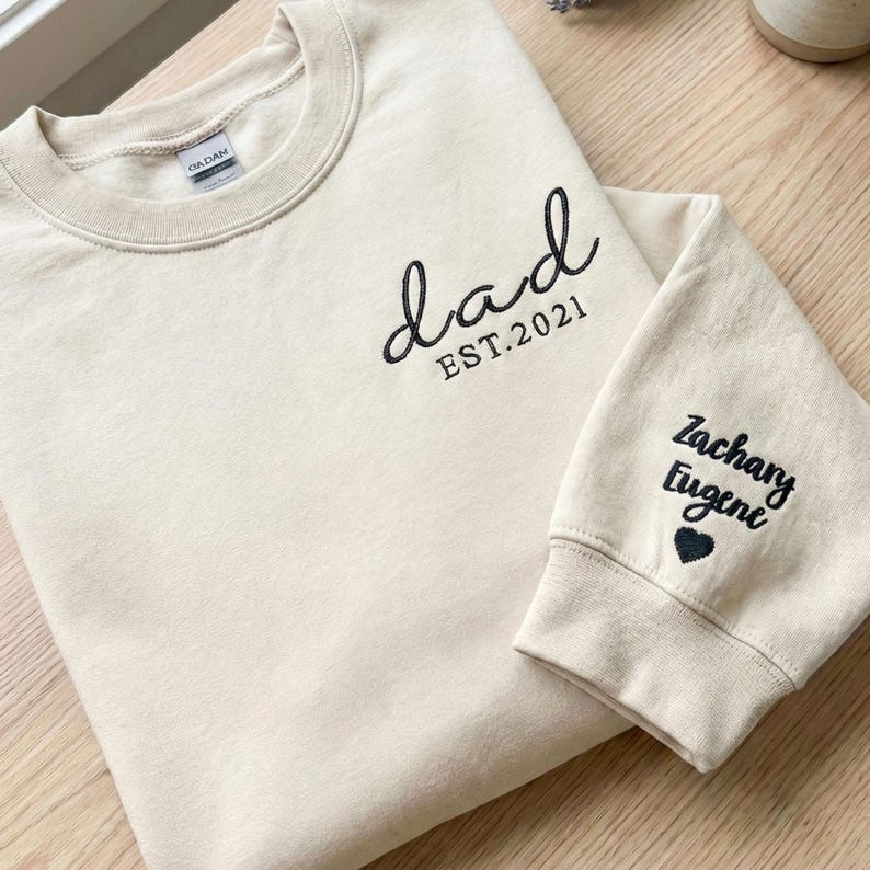 custom-embroidered-dad-est-sweatshirt-personalized-fathers-day-gift