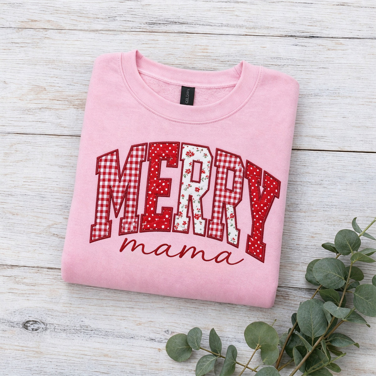 custom-merry-mama-christmas-applique-sweatshirt-festive-holiday-crewneck-with-patchwork-letter-design