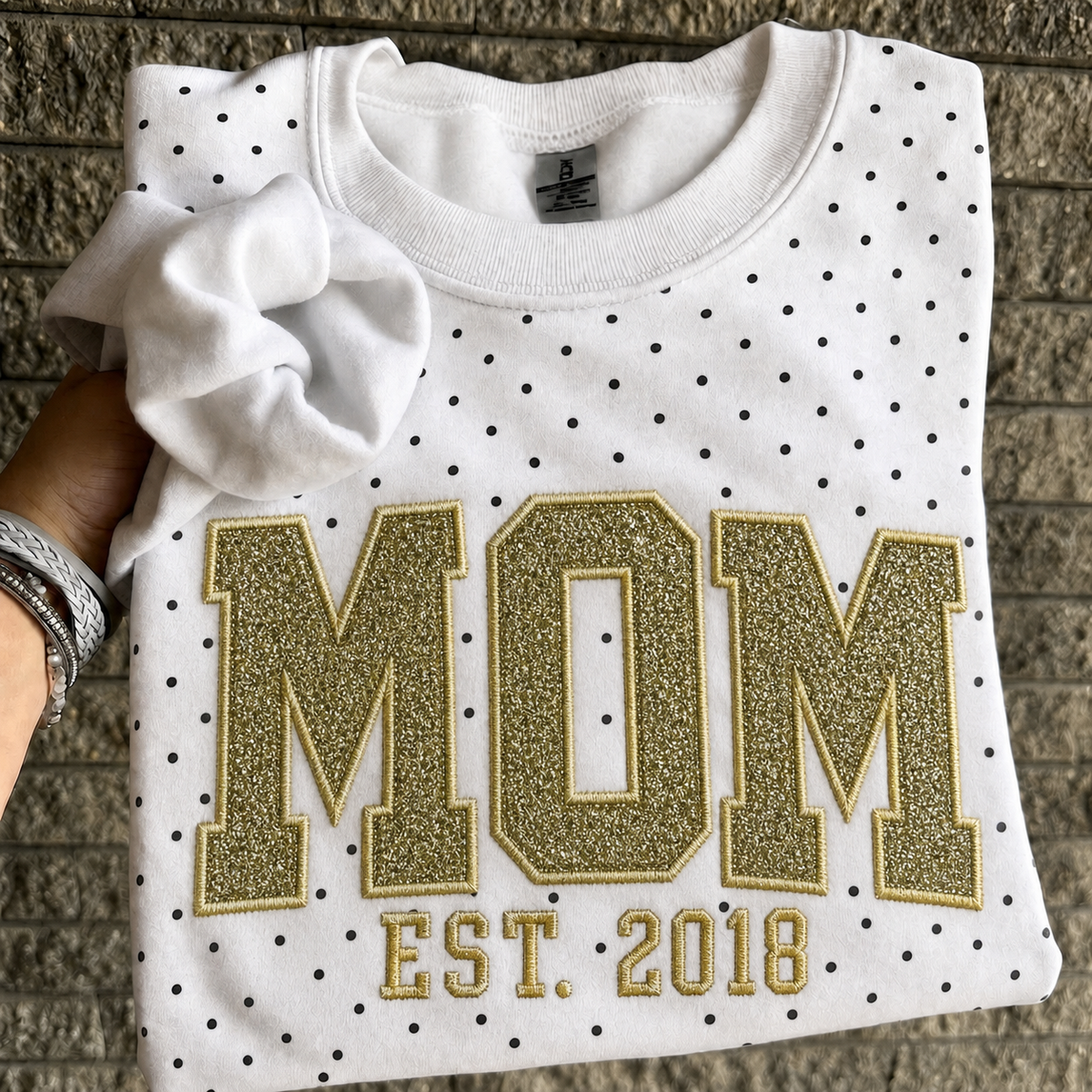 custom-polka-dot-mom-sweatshirt-personalized-glitter-embroidered-mama-top-with-kids-names-gift-for-mother