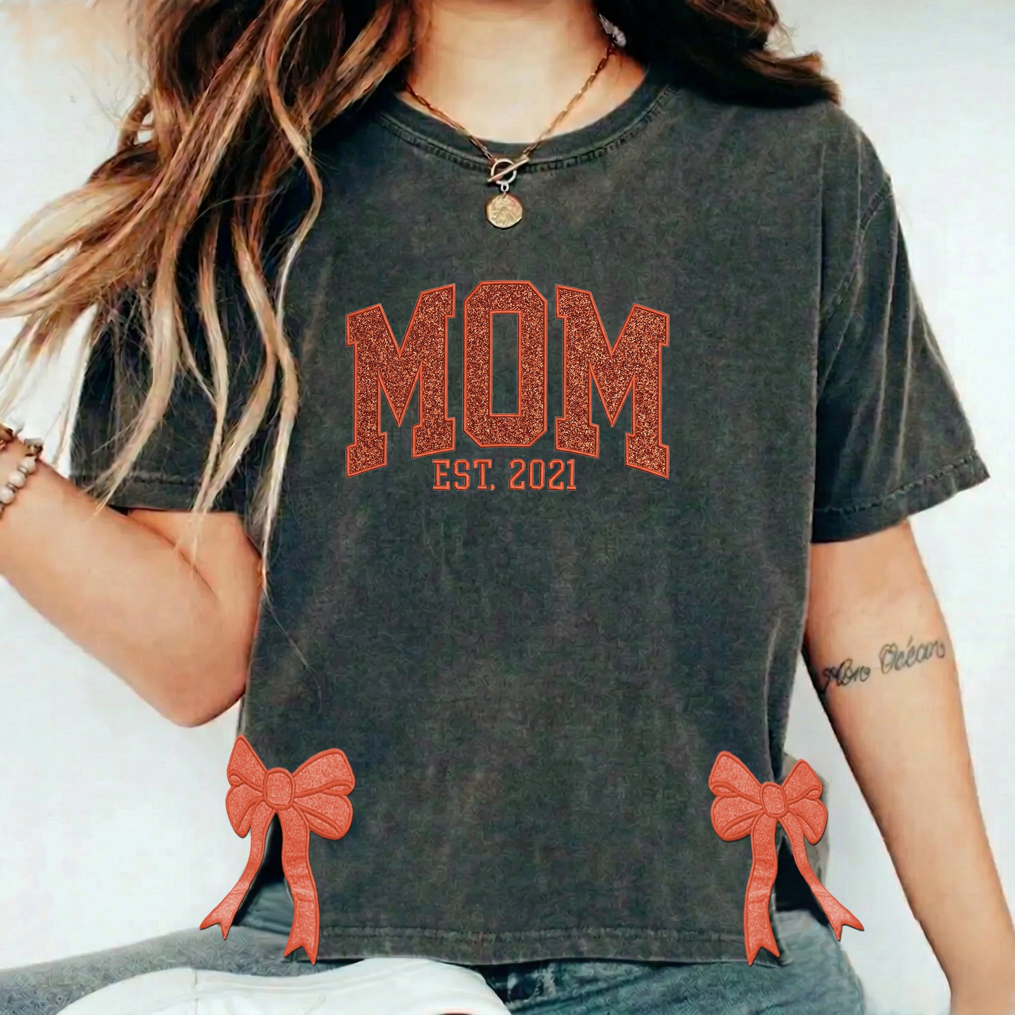 custom-trendy-and-cute-mama-embroidered-glitter-side-bow-washed-sweatshirt-mothers-day-gift