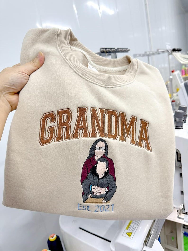 personalized-family-portrait-embroidered-grandma-crewneck-holiday-sweatshirt-gift-for-parents
