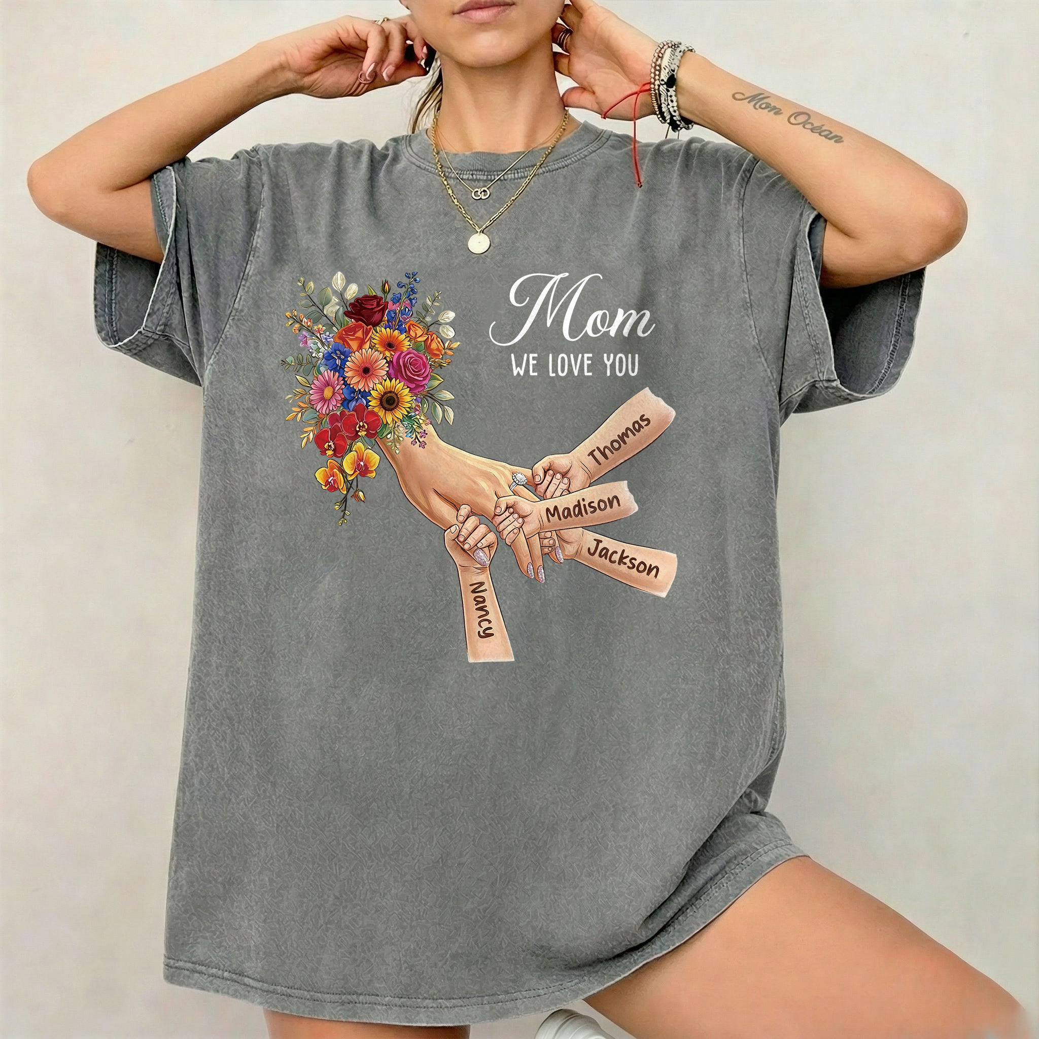 custom-mommy-holding-hands-vintage-washed-sweatshirt-mothers-day-gift