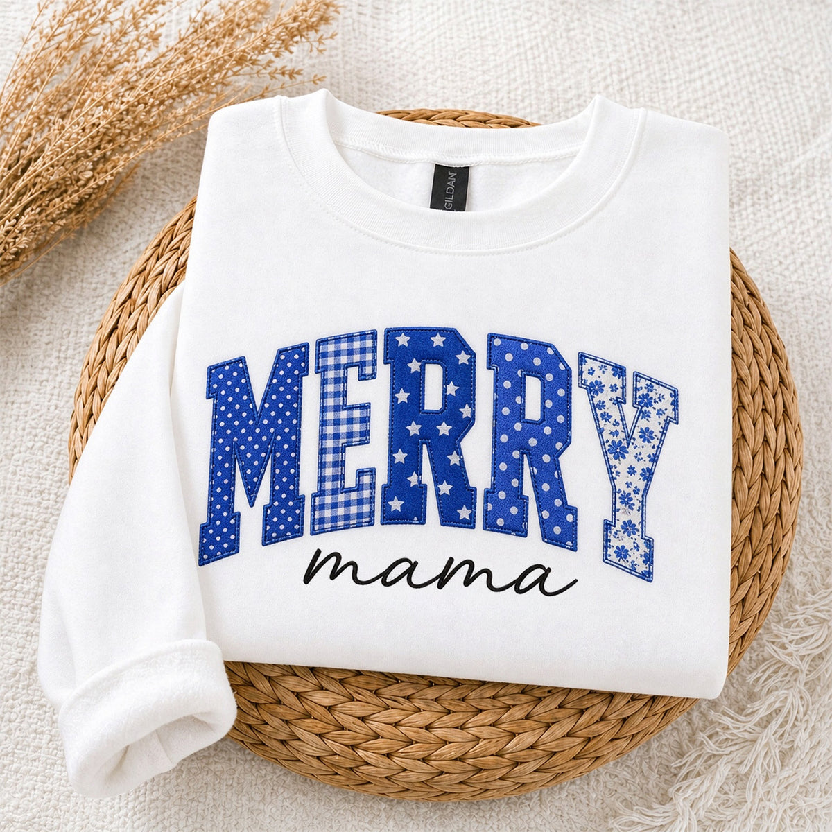 custom-merry-mama-christmas-applique-sweatshirt-festive-holiday-crewneck-with-patchwork-letter-design