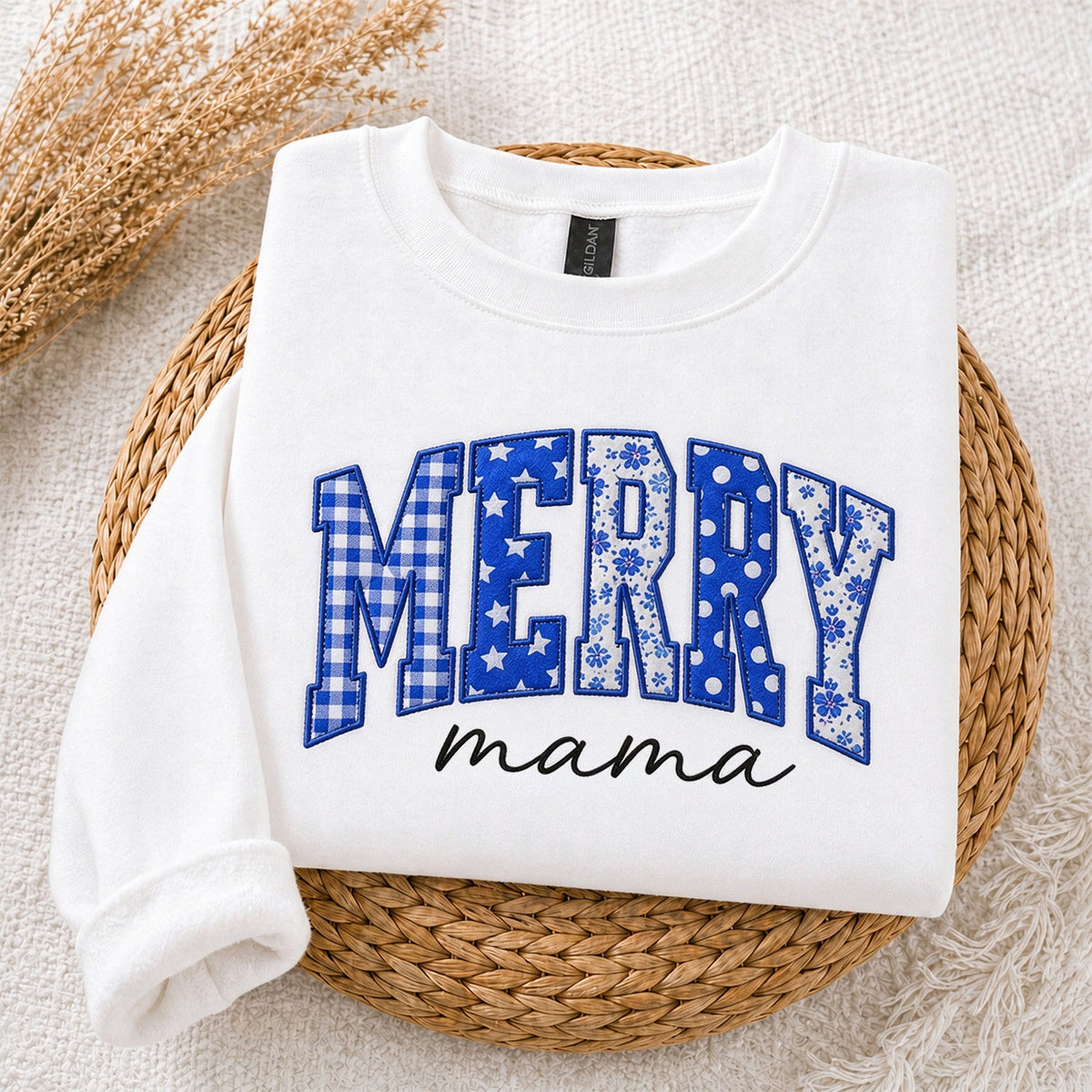 custom-merry-mama-christmas-applique-sweatshirt-festive-holiday-crewneck-with-patchwork-letter-design