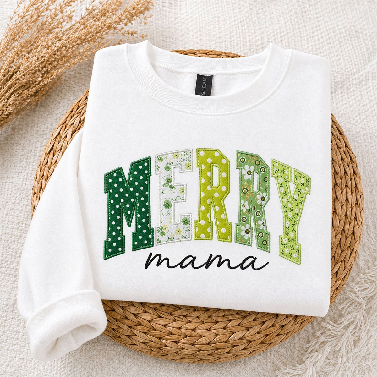 custom-merry-mama-christmas-applique-sweatshirt-festive-holiday-crewneck-with-patchwork-letter-design