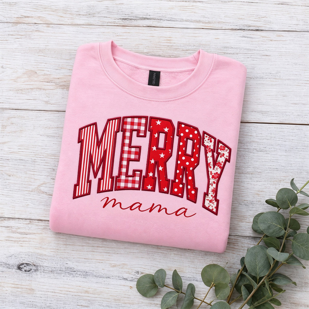 custom-merry-mama-christmas-applique-sweatshirt-festive-holiday-crewneck-with-patchwork-letter-design