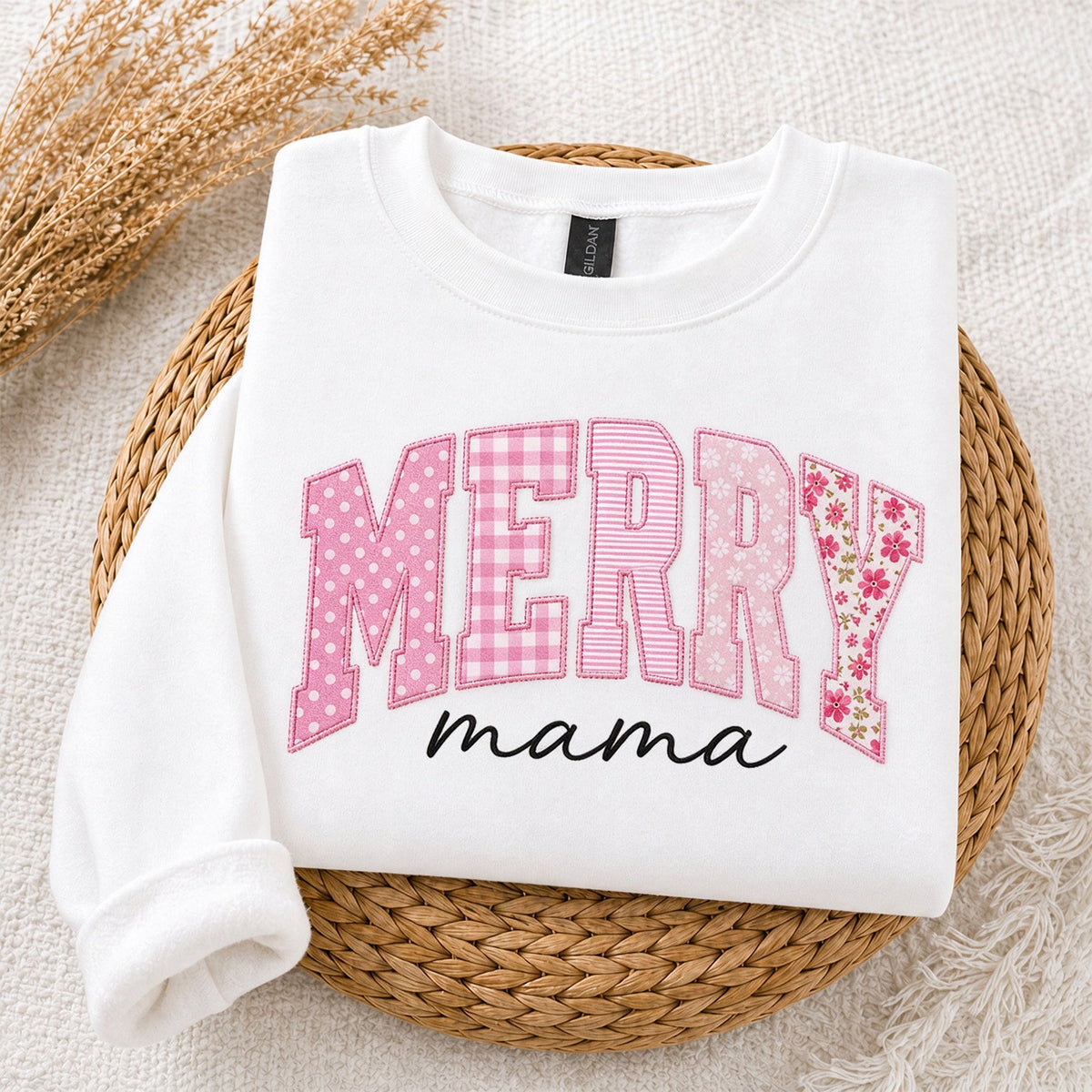 custom-merry-mama-christmas-applique-sweatshirt-festive-holiday-crewneck-with-patchwork-letter-design