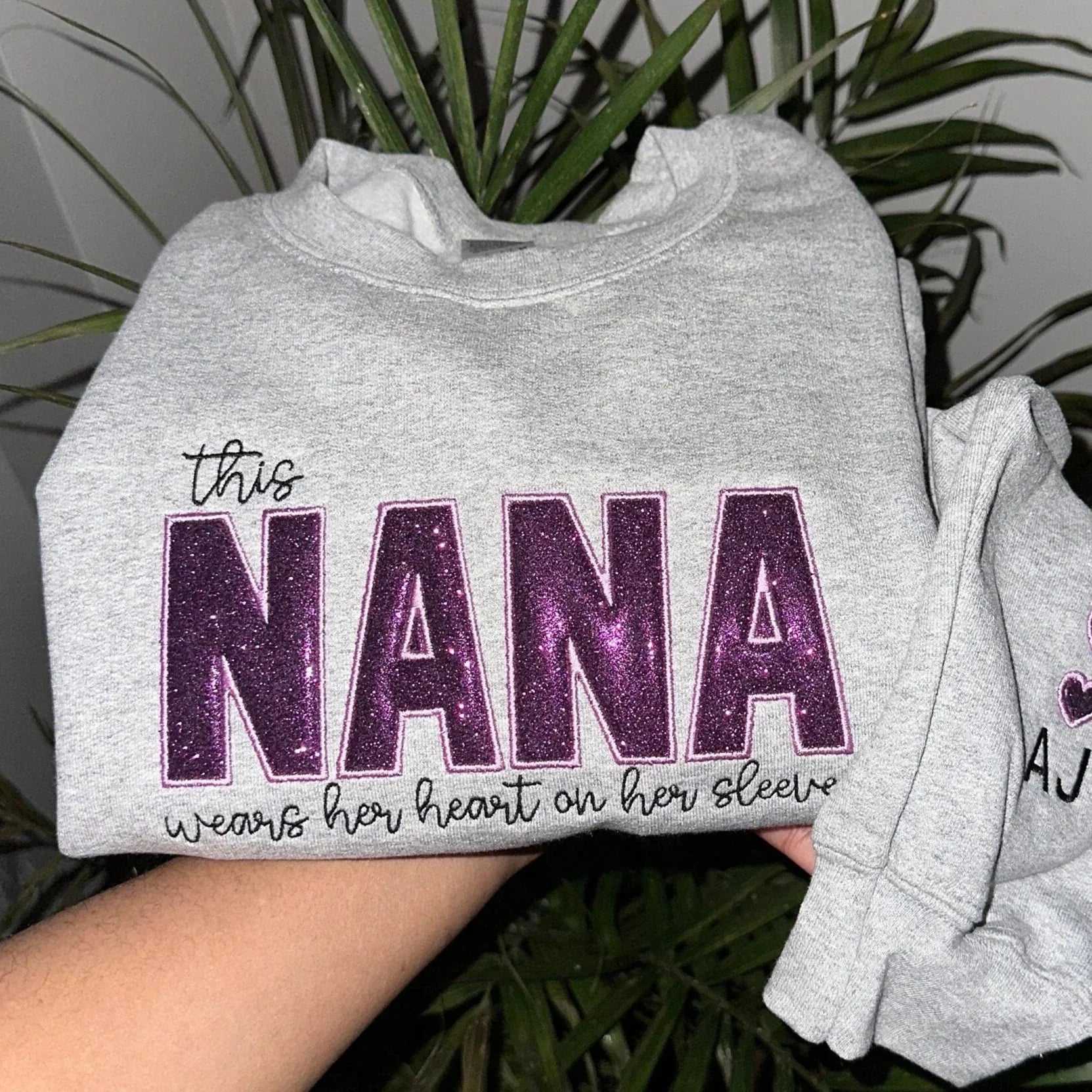 custom-glitter-mama-wears-her-heart-on-her-sleeves-embroidered-sweatshirt-mother-s-day-gift