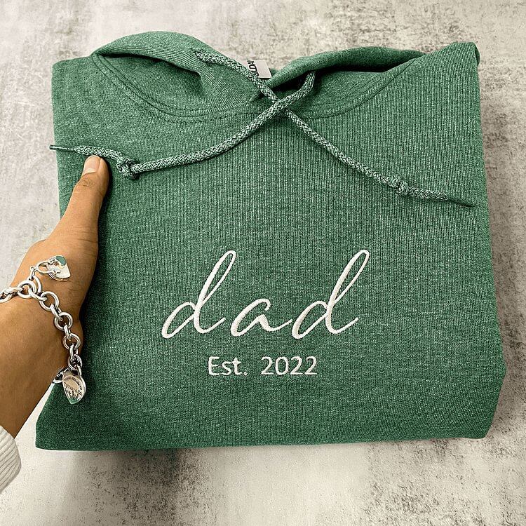 custom-embroidered-dad-sweatshirt-with-kids-name-on-sleeve-fathers-day-gift