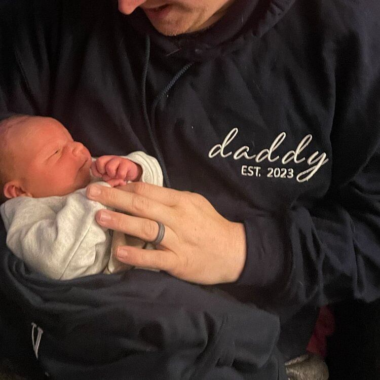 custom-embroidered-dad-sweatshirt-with-kids-name-on-sleeve-fathers-day-gift