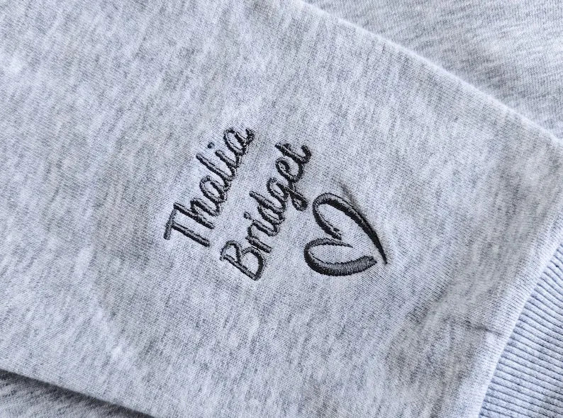 custom-mom-dad-embroidered-family-portrait-sweatshirt-fathers-day-gift