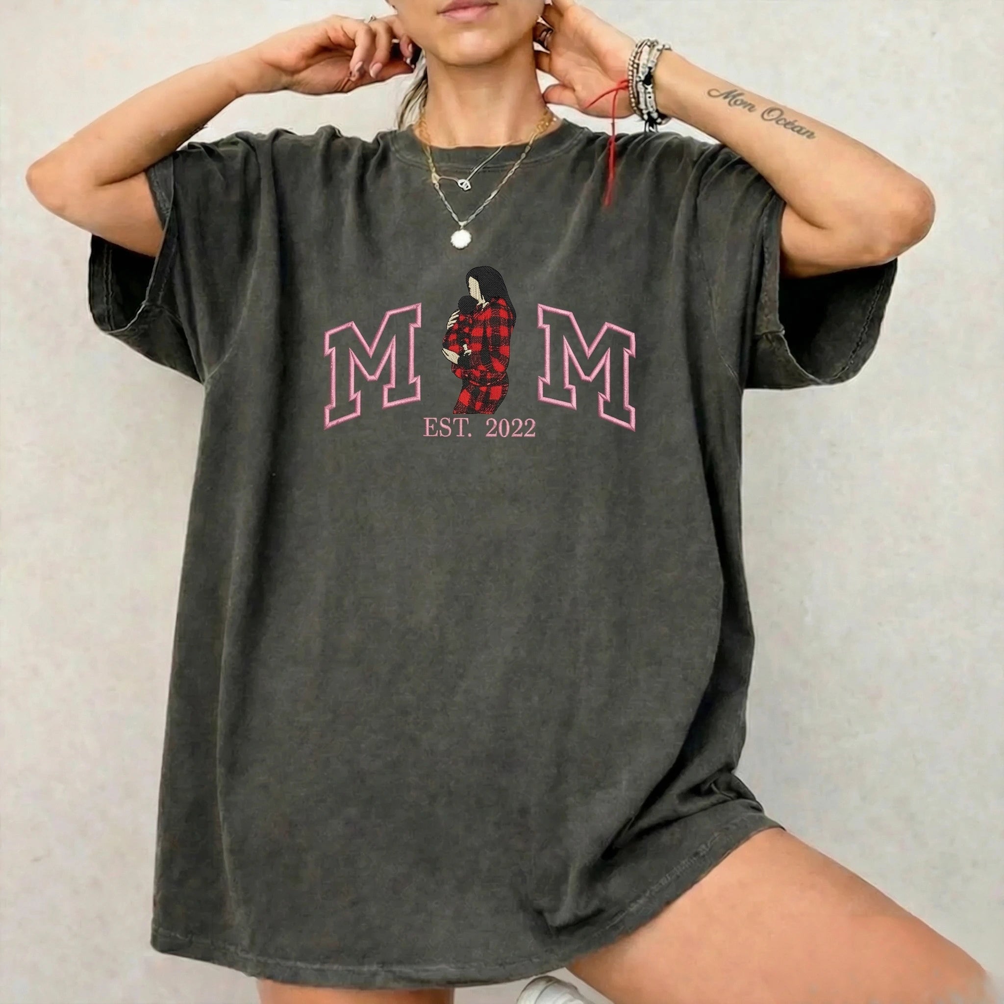 vintage-washed-custom-embroidered-mum-kids-portrait-sweatshirt-mothers-day-gift