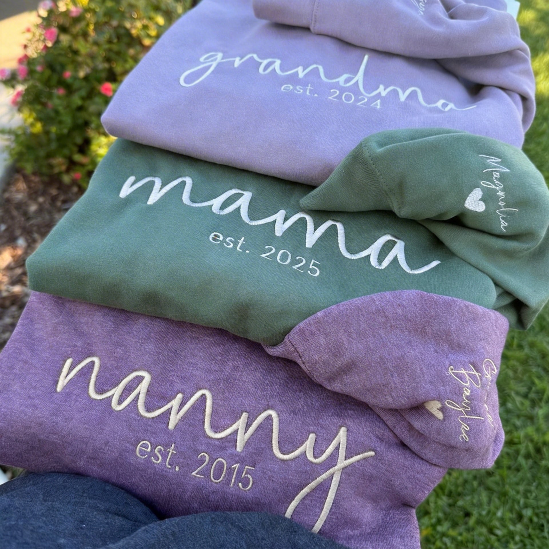custom-mama-embroidered-sweatshirt-with-kids-names-on-sleeves-mothers-day-gifts