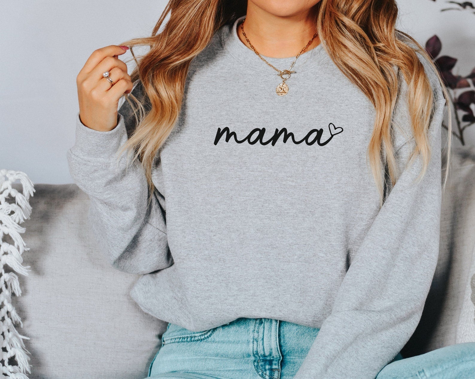personalized-mama-sweatshirt-with-kid-names-on-sleeve-mothers-day-gift