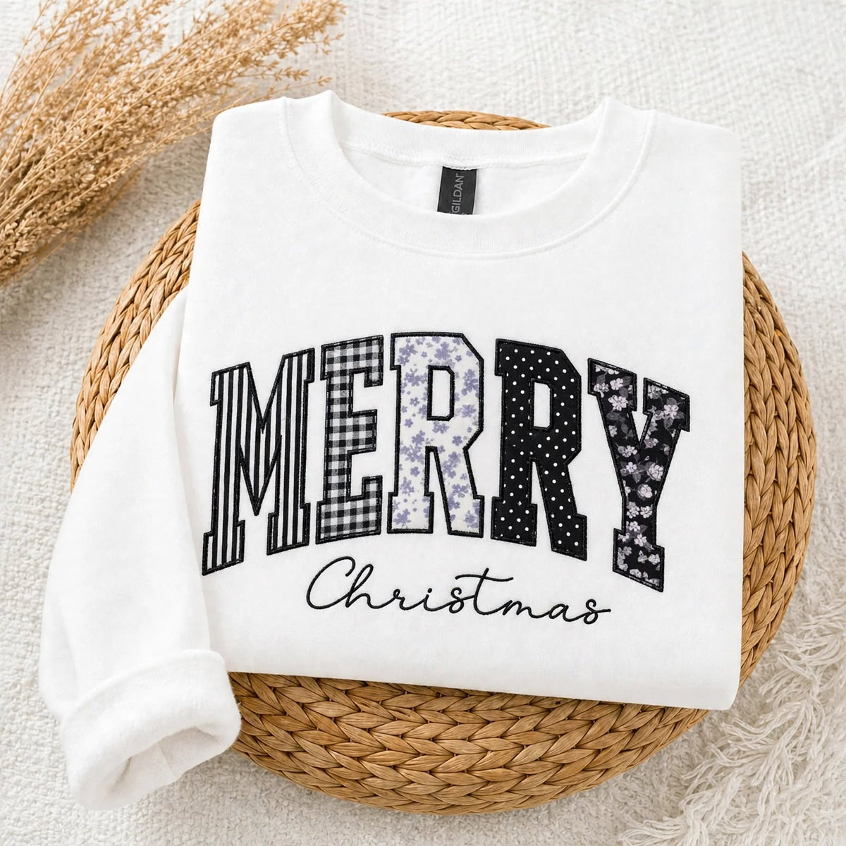 custom-merry-christmas-applique-embroidered-sweatshirt-festive-holiday-crewneck-with-patchwork-letter-design