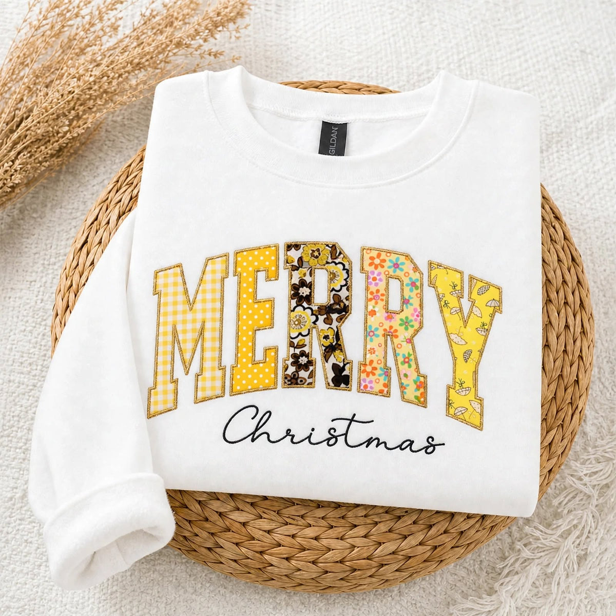 custom-merry-christmas-applique-embroidered-sweatshirt-festive-holiday-crewneck-with-patchwork-letter-design