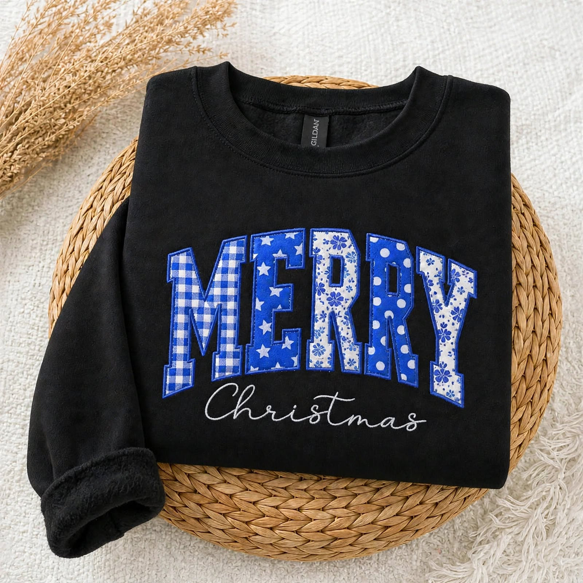 custom-merry-christmas-applique-embroidered-sweatshirt-festive-holiday-crewneck-with-patchwork-letter-design