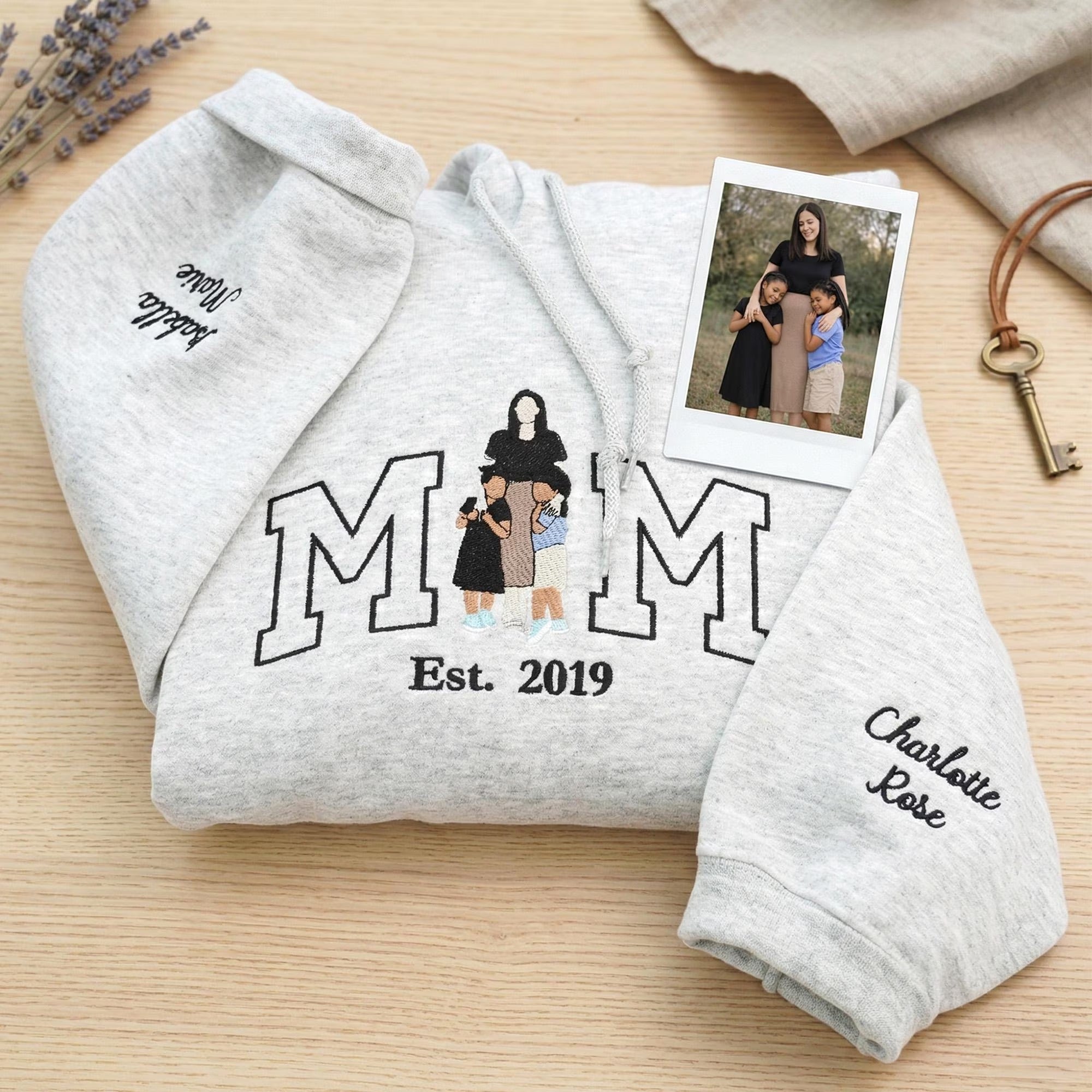 custom-embroidered-photo-mom-and-kids-family-portrait-sweatshirt-mothers-day-gifts