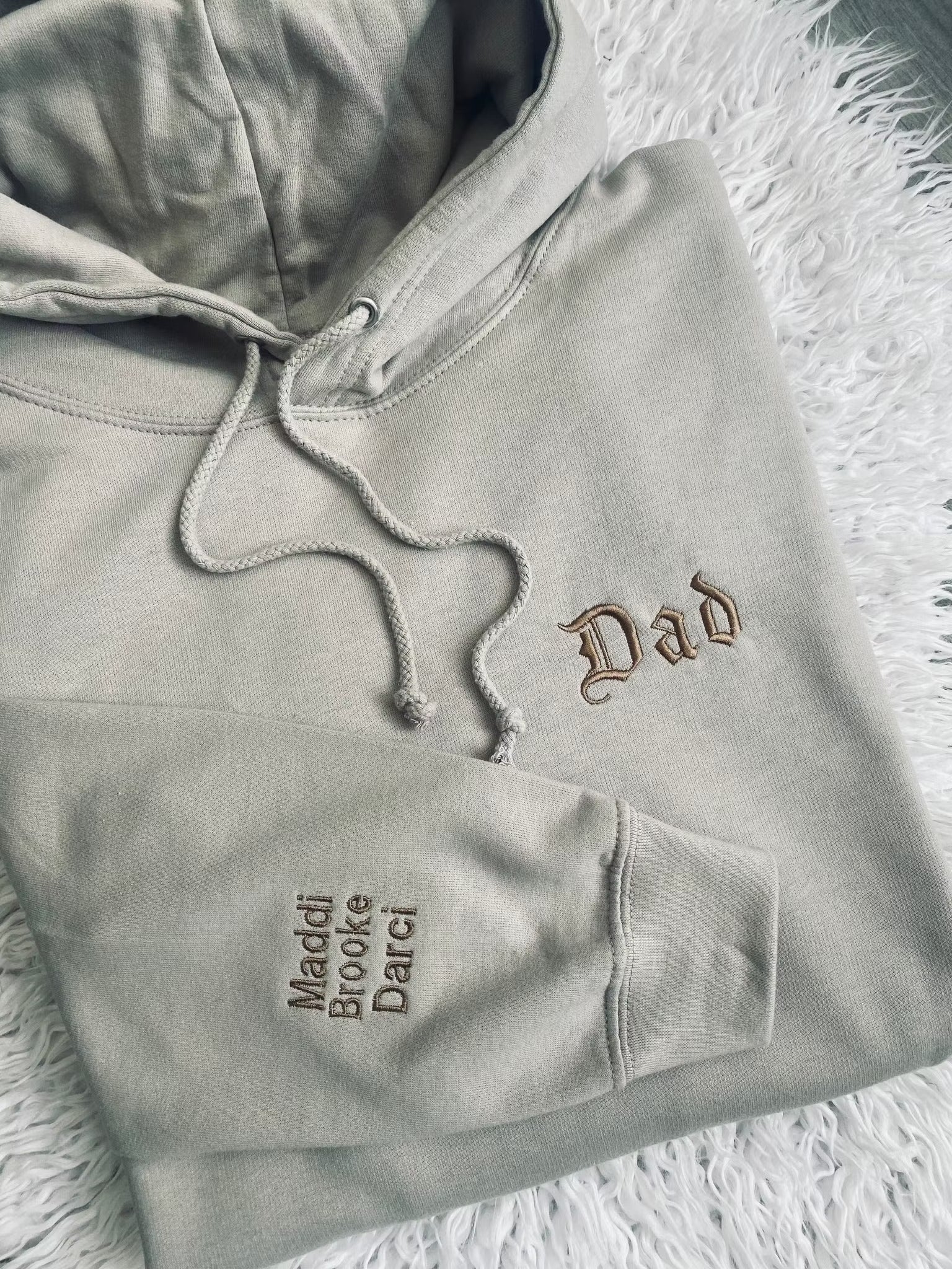 custom-embroidered-dad-est-sweatshirt-personalized-new-dad-gift-fathers-day-gift